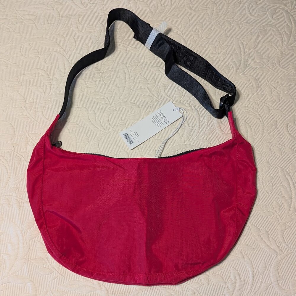 NWT Baggu Medium Crescent Bag - Candy Apple - 37.5" strap